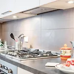 Guesthost - La Marina With Patio & Parking