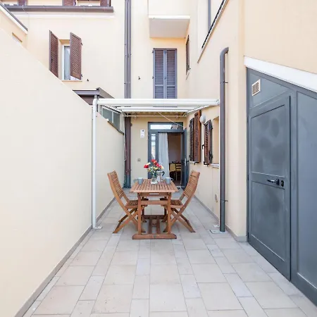 La Marina With Patio & Parking Daire