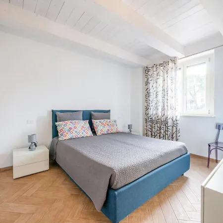 Guesthost - La Marina With Patio & Parking