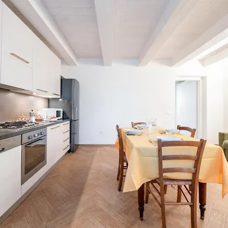 La Marina With Patio & Parking Daire