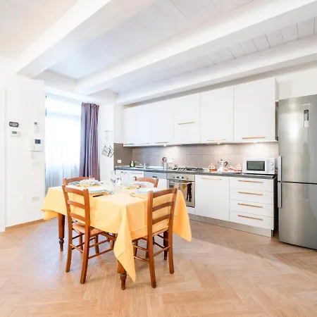 La Marina With Patio & Parking Appartement