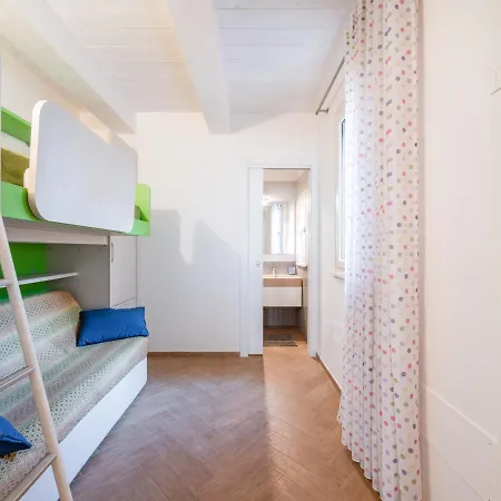 La Marina With Patio & Parking Daire