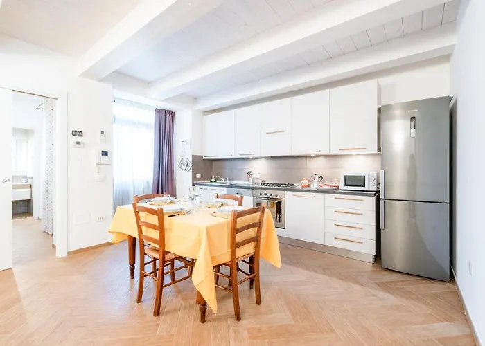 La Marina With Patio & Parking Daire