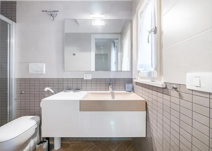 La Marina With Patio & Parking Daire